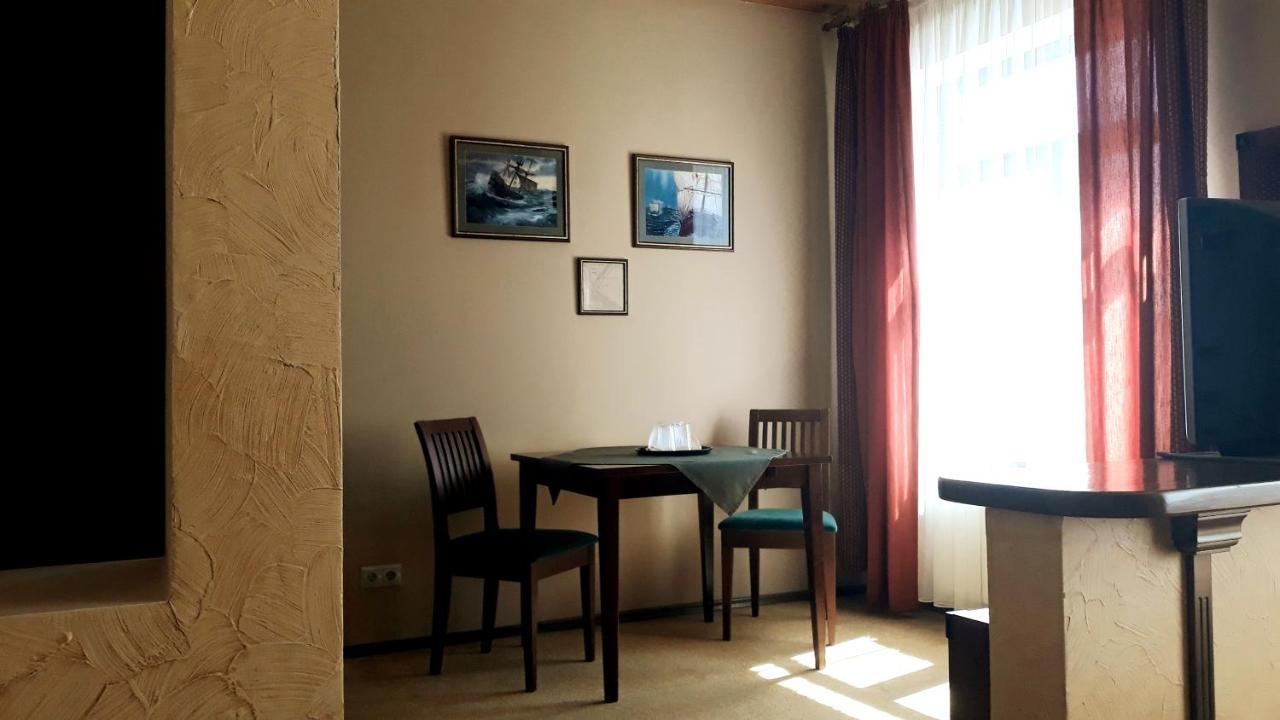 Letuchiy Gollandets Ξενοδοχείο Uzhhorod Δωμάτιο φωτογραφία